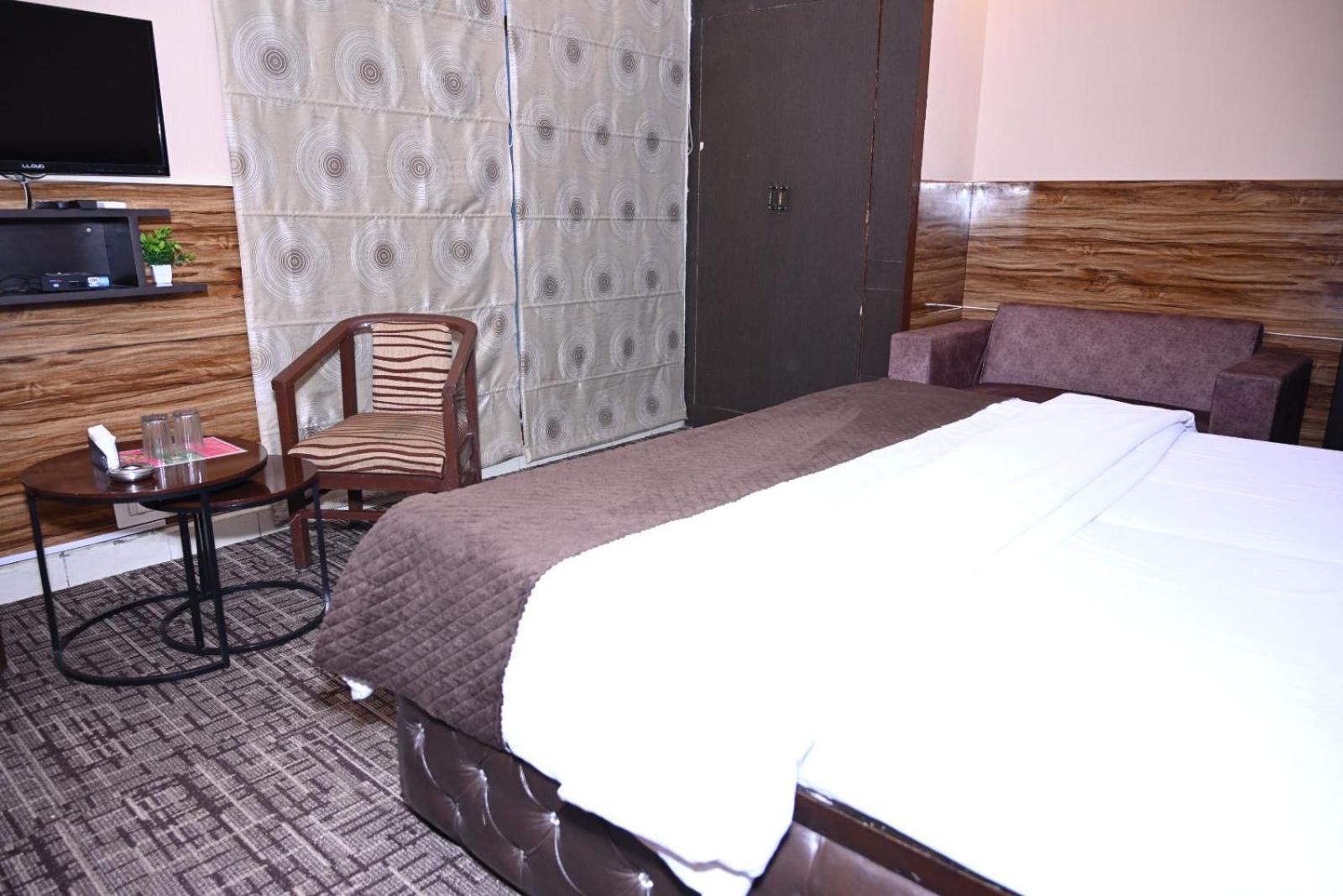 Hotel Kuber Rāi Exteriér fotografie