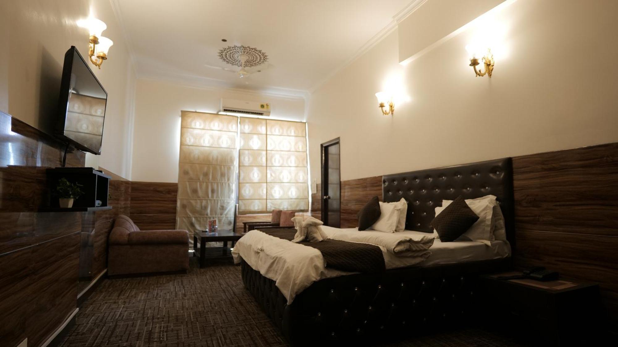 Hotel Kuber Rāi Exteriér fotografie